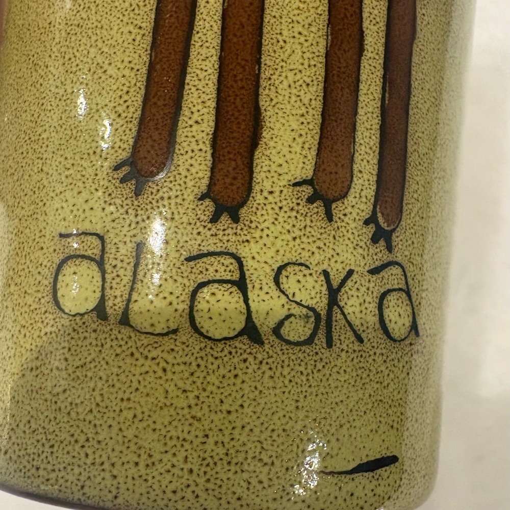 Arctic Circle Alaska Leggy Bear Green Mug - Picture 7 of 9